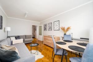 Rondo ONZ City Centre Apartment by BookingHost