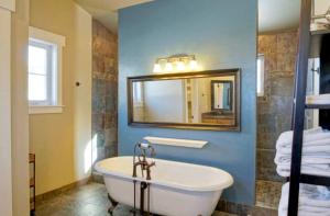 Luxurious Pet-Friendly Vacation Rental close to Mirror Lake in Kamas, Utah