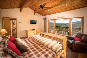Luxurious Cabin Rental with Spectacular Mountain Views and a Hot Tub near Boone, North Carolina