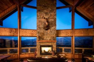 Luxurious Cabin Rental with Spectacular Mountain Views and a Hot Tub near Boone, North Carolina