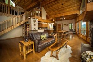 Luxurious Cabin Rental with Spectacular Mountain Views and a Hot Tub near Boone, North Carolina