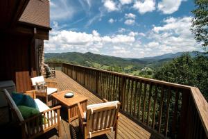 Luxurious Cabin Rental with Spectacular Mountain Views and a Hot Tub near Boone, North Carolina
