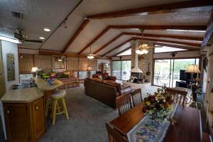 Riverfront Cabin with Spacious Interior, Large Deck and Views in Texas