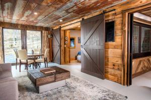 Fantastic Barn Suite with Hot-tub and Petting Zoo in Sugar Grove, North Carolina