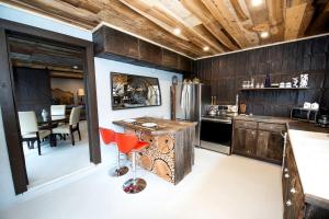 Fantastic Barn Suite with Hot-tub and Petting Zoo in Sugar Grove, North Carolina