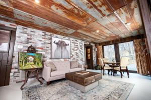 Fantastic Barn Suite with Hot-tub and Petting Zoo in Sugar Grove, North Carolina