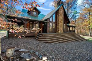 Gorgeous Cabin with Game Room and Hot Tub in Broken Bow, Oklahoma - Unterkünfte ohne Kategorie in Stephens Gap