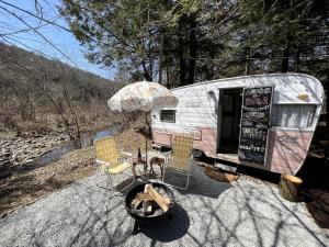 Vintage Shasta Camper for the best of NYC Glamping