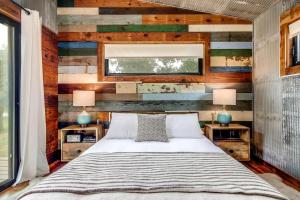 Artisan Cabin with Beautiful Decor and a Classic Fire Pit near Austin, Texas