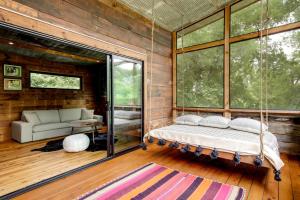 Artisan Cabin with Beautiful Decor and a Classic Fire Pit near Austin, Texas