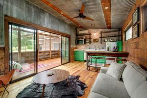 Artisan Cabin with Beautiful Decor and a Classic Fire Pit near Austin, Texas