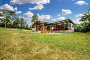 Artisan Cabin with Beautiful Decor and a Classic Fire Pit near Austin, Texas