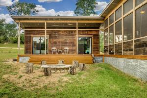 Artisan Cabin with Beautiful Decor and a Classic Fire Pit near Austin, Texas