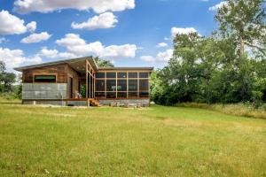 Artisan Cabin with Beautiful Decor and a Classic Fire Pit near Austin, Texas