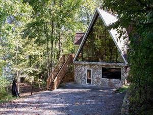 Stunning Lakefront Cabin with a Pool Table in Gainesville, Georgia
