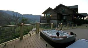Deluxe Bed and Breakfast Getaway in the Great Smoky Mountains near Leicester, North Carolina