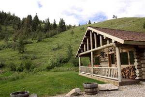 Montana Mountain Glamping: Charming Log Cabin with a Private Hot Tub in Darby