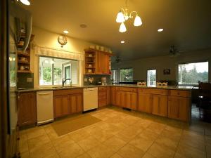 Luxury Cabin Rental in the Cascade Mountains near Crater Lake, Southern Oregon