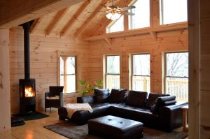 Beautifully Equipped Cabin for Luxury Getaway near Asheville, North Carolina