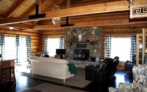 Luxury Cabin with a Hot Tub near Yellowstone Park in Montana
