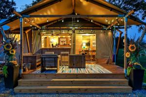 Incredible Tented Cabin with Fire Pit and Hot-tub in Sevierville, Tennessee