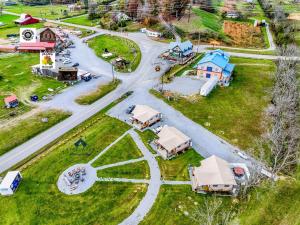 Incredible Tented Cabin with Fire Pit and Hot-tub in Sevierville, Tennessee