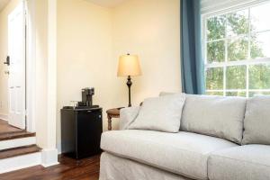 Romantic Shenandoah Valley Stay with Mountain Views & Outdoor Spaces in Luray, VA