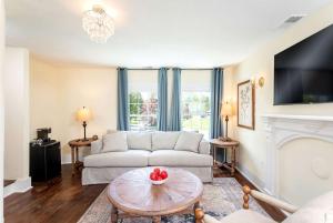 Romantic Shenandoah Valley Stay with Mountain Views & Outdoor Spaces in Luray, VA