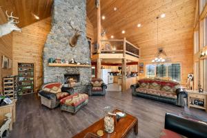 Spacious Rustic Cabin Rental with a Hot Tub in Cheney, Washington