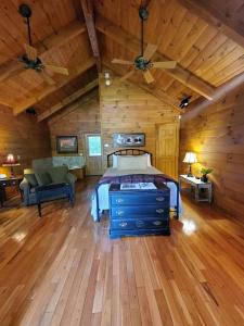 Cozy Riverside Cabin Retreat Near New River, Virginia