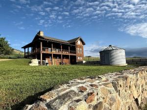 Charming Historic-Inspired Vacation Home with Mountain Views near Pony School House in Pony, Montana