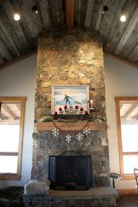Charming Historic-Inspired Vacation Home with Mountain Views near Pony School House in Pony, Montana