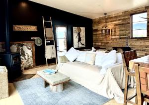 Luxury Design Rental with Breathtaking Mountain Views in Lone Pine, California