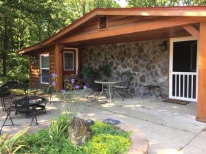 Pet-Friendly Cottage Overlooking a Koi Pond near Mark Twain National Forest, Missouri