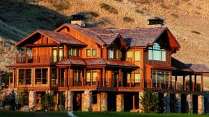 Spacious Group Lodge Rental with Hot Tub near Bozeman, Montana