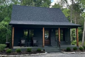 Hot-tub and Fire Pit Provided Cabin in Carbondale, Illinois