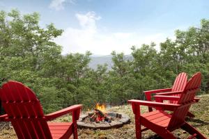 Splendid Mountaintop Cabin Retreat near South Branch Potomac River in West Virginia