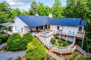Stunning Rental with Hot-Tub, Theater Room and Great Landscape in Tennessee
