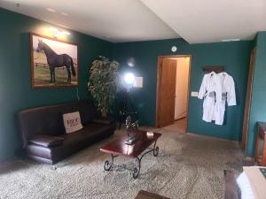 Spacious Bed and Breakfast Suite on Horse Farm for Unique Getaway in Oak Harbor, Washington
