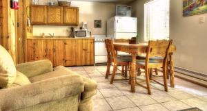 Luxurious and Modern One-Bedroom Cabin Rentals for Two in Somerset, Kentucky