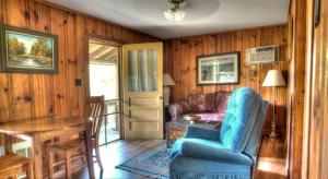 Luxurious and Modern One-Bedroom Cabin Rentals for Two in Somerset, Kentucky