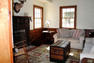 Remodeled Cabin Rental Built in 1790 near Scottsville, Virginia