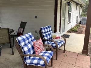 Rustic Ideal Cottage with Private Garden and Fire Pit in San Marcos, Texas