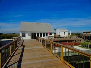 Pet-Friendly Cottage Rental with Stunning Decking on Delaware Bay, New Jersey