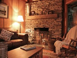 Inviting Tree House Cabin near Mount Mitchell in North Carolina