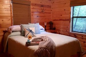 Wonderful Mountain Cabin Rental with a Fire Pit in Smithville, Oklahoma
