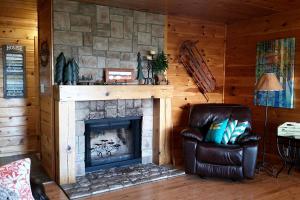 Wonderful Mountain Cabin Rental with a Fire Pit in Smithville, Oklahoma