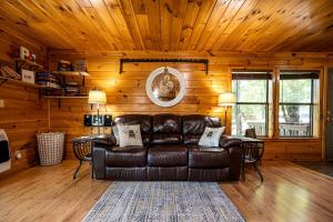 Wonderful Mountain Cabin Rental with a Fire Pit in Smithville, Oklahoma