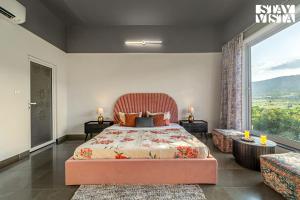 StayVista at Vacanza Villa - Pool, Lawn & Theatre