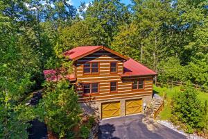 Amazing Wooden Cabin with Hot-tub and Game Room in Sevierville, Tennessee